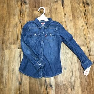 NWT. Levi’s button down denim shirt.